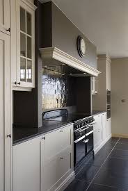 landelijke keuken in het kleur beige met gasvuur vitrinekasten en marokkaanse tegeltjes een realisatie van home decor keuken keuken ontwerp keuken ontwerpen