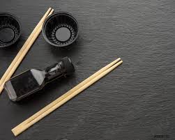 Se aggiungerai altra salsa per sushi, rovinerai l'equilibrio, quindi dovresti evitare di farlo. Bastoncini Di Legno Per Sushi Bottiglia Di Salsa Di Soia Foto D Archivio Crushpixel