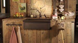 Elément phare de cette cuisine de campagne, la table en bois trône au centre de la pièce. Une Deco De Style Campagne Dans La Cuisine Diaporama Photo