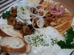 Geschnetzeltes Nach Gyros Art Mit Bratpommes Und Zaziki Rezept Rezept Zaziki Rezept Rezepte Gyros