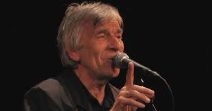 Paul van Loo zingt en vertelt in het oude Salviuskerkje in Limbricht