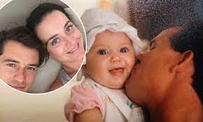 The newest celeb photos, fashion photos, party pics, celeb families, celeb babies, and all of your favorite stars! Katy Perry Shares Baby Snap Of Herself With Her Dad And Fans Confuse It For Orlando And Her Baby Daily Mail Online