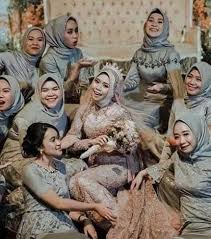 Namun, anda tak perlu khawatir tentunya bahwa pakaian ini bisa dibuat terlihat semi formal dengan pemilihan kain yang. 15 Inspirasi Model Baju Kebaya Pagar Ayu Pengantin Muslimah Modern Di 2021 Inspirasi Pengantin Pagar