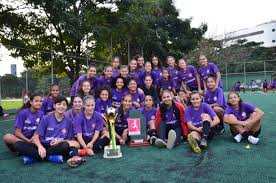 A primeira partida internacional de seleções de futebol feminino ocorreu em 1972, casualmente 100 anos depois do primeiro encontro masculino, onde a inglaterra venceu a escócia por 3 a 2. Erika Cristiano Faz Encontro Com Meninas Do Futebol Do Centro Olimpico Secretaria Municipal De Esportes E Lazer Prefeitura Da Cidade De Sao Paulo