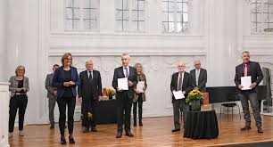 Ob kuckucksuhr, schwarzwälder kirschtorte, mercedes oder porsche. Archaologie Preis Baden Wurttemberg 2020 Geht An Preistrager Aus Den Kreisen Biberach Emmendingen Goppingen Und Dem Rhein Neckar Kreis Ministerium Fur Wirtschaft Arbeit Und Wohnungsbau Baden Wurttemberg