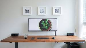 Heute Bin Ich Zufallig Auf Dieses Schreibtisch Setup Aufmerksam Geworden Welches Mich Direkt Schreibtisch Setup Minimalistischer Schreibtisch Buromobel Design