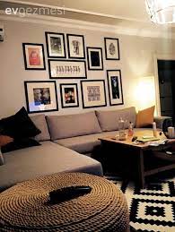 duvar dekorasyon gri hali kose koltuk orta sehpa salon sari siyah beyaz yellow living room personalized room decor
