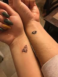 Amor Y Tinta Tatuajes Pequenos Para Parejas Locamente Enamoradas En 2020 Tatuaje De Cohetes Disenos De Tatuaje Para Parejas Tatuajes Mejores Amigas