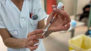 Dans ce diaporama, nous vous expliquons comment reconnaître une injection intramusculaire, et ainsi savoir si vous avez été correctement vacciné. Covid 19 Pourquoi Le Delai Entre L Injection Des Deux Doses Du Vaccin Fait Il Debat