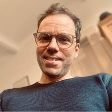 I disse timer hvor Ukraines skæbnetime slår, bør alle der følger det med  bekymring, tænker over, hvorfor Europa er så svagt. Og om man selv har  bidraget til det. Og om påstanden