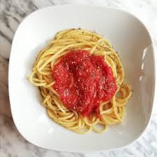 Si può utilizzare la salsa di soia anche in cottura di primi o secondi, così da riuscire ad infondere nelle nostre ricette un sapore esotico. Spaghetti Con Salsa Di Pomodoro Facile Paneoliopomodoro