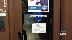 Orari di apertura, recensioni, numero di telefono. Cravatte Annodate E Manifesti La Protesta Di Casapound Contro Le Banche