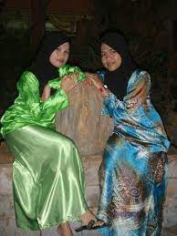 Baju kurung is a traditional malay costume which loosely translated as enclosed dress. Pin By Pertida S On Baju Kurung Pretty Girl Dresses Beauty Dress Satin Fashion