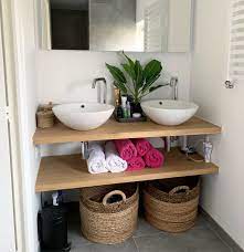badkamer natuurlijk beton grijs groen wit en hout houten planken licht in een kleine badkamer badkamer badkamer manden houten wastafel