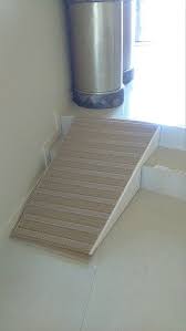 Hunderampen Und Stufen Nach Mass Fur Kleine Oder Altere Hunde Um Das Bett Oder Die Couch Zu Erreichen Hunderampe Hund Unter Treppe Hund Diy