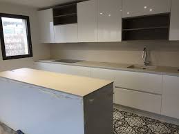 Choisissez la cuisine équipée velvet afin de profiter jour après jour d'un plan de travail gris ardoise, mais également de très belles façades en graphite noires et rouille. Plans De Travail En Ceramique Sur Mesure Pour Une Cuisine D Exception