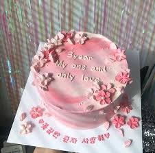 Here's how i made my aesthetic minimalistic cake, inspired by the trend on pinterest! Want To See More Pins Like This Then Follow Pinterest Morgangretaaa Follow My Insta Mo Cupcake Birthday Cake Simple Birthday Cake Cute Birthday Cakes