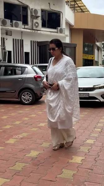 Poonam Dhillon joins loved ones and friends in remembering Kuku Kohli at  his prayer meet, [poonam dhillon kuku kohli, kuku kohli prayer meet,  bollywood], #zoompapz #poonamdhillon #kukukohli #glz7