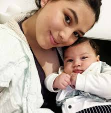 Imagen que hace honor, aquellas mujeres que sacaron sus hijos adelante con  su maquina de coser 👏