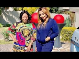 Baada ya kutembelea fukwe za coco, kijana huyo aliamua kuegesha gari sehemu moja tulivu ili afanye mambo yake! Muna Love Alivyomtembelea Zari South Africa Zari Mahaba Moto Moto Youtube