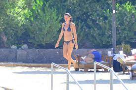 Çift, oğulları aslan leon'u arabasına koyup bebek'te uzun bir yürüyüş yaptı. Hande Ataizi Oglu Aslan Leon Harvey Ile Bodrum De Magazin Haberleri Fiskos Haberleri