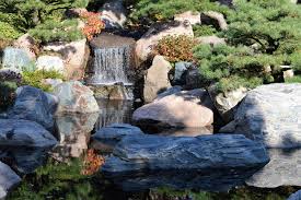 Einen wasserfall im eigenen garten zu bauen erfordert nur wenig handliches geschick. Bachlauf Mit Wasserfall Selber Bauen So Wird S Gemacht