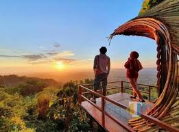 Bahkan, pengunjung dapat memilih tempat ini sebagai tempat kencan romantis yang murah. Berburu Sunset Di Puncak Ratu Menikmati Panorama Alam Pamekasan Dari Ketinggian 800 Mdpl Jatim Times