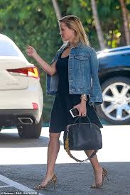 Et les médias depuis plusieurs années elle s'efforce donc de normaliser et dédiaboliser le fn son programme en cinq points partagez sur les derniers. Comment Porter La Robe Bleu Marine Avec Style Oh Gaby