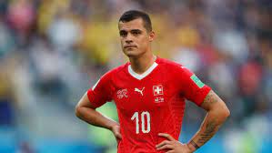 Xhaka spelade mot italien med ett nytt, blont utseende, men var en av många schweiziska spelare som men det finns fortfarande en chans kvar för schweiz att resa sig och ta sig till åttondelsfinal. Fake Neville Ledert Gegen Schweiz Star Xhaka