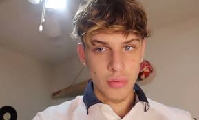 Andy Black, il 18enne etero e superdotato: Vi piace il mio cazzone  moscio? (VIDEO) - BitchyX