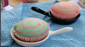 Resep bolu kukus dengan santan dan pasta pandan ini lembut dan merekah walau tanpa menggunakan resep bolu kukus pandan di bawah ini adalah adaptasi dari resep mbak lisa basuki. Resep Bolu Kukus Tanpa Mixer Cocok Nih Buat Teman Ngopi Okezone Lifestyle