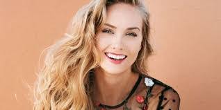 Noelle Howe's Instagram, Twitter & Facebook