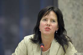 Ze heeft het uitdijende hoofdpijndossier schiphol in haar portefeuille e. Ministerskandidaat Cora Van Nieuwenhuizen Vvd Uit Oisterwijk Werkte In Alle Bestuurslagen Oisterwijk Bd Nl