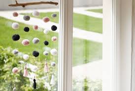 Pompon Fensterdeko Babyzimmer Deko Basteln Fensterdeko Babyzimmer Deko