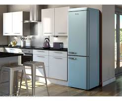 Der Bosch Retro Kuhlschrank Gibt Ihrer Kuche Einen Charmanten Blick Zenideen Kuhlschr Retro Kitchen Appliances Vintage Kitchen Appliances Freestanding Fridge