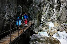 Eine wanderung durch die klamm, die bereits vor über 100 jahren touristisch erschlossen wurde. Hollentalklamm Zugspitz Arena Bayern Tirol