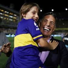 Miguel ángel russo fue presentado como dt de este club. Nos Banaron El Baldazo De Agua Que Le Arrojaron Los Jugadores De Boca A Miguel Russo En Plena Conferencia