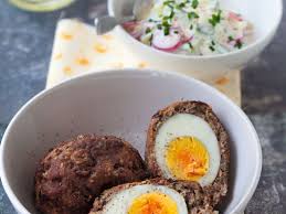 Oeufs Frits A La Viande Et Raita Aux Radis Recette Recette Oeuf Recettes De Cuisine Idee Recette