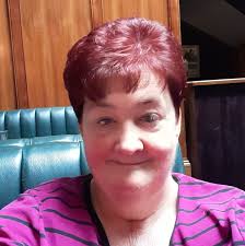 Closer look at these ALDI Desserts with Smooth Chocolate, which was lovely…  🍫 The pack has 2 pots with Crumbly Bites and 2 with Milk Chocolate Buttons  😋