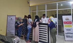 Sebelum admin menyediakan komik arisan sudah waktunya pulang ini, maka baca terlebih dahulu sinopsis tentang komik arisan untuk melanjutka cerita komik arisan sudah waktunya pulang full bab bisa kalian klik link di atas ya sob, pastinya penasaran bukan dengan keseruan ceritanya. Ditipu Arisan Online Sejumlah Mamah Muda Geruduk Polres Serang Kota Okezone News