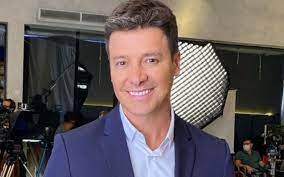 Rodrigo alcazar faro born 20 october 1973 is a brazilian actor singer dancer and television presenter he was a singer of the boy band domin rodrigo far. Rodrigo Faro Presses Record And Reveals Interest In Presenting A Fazenda Entertainment Prime Time Zone