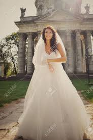 Sie können hochzeitsmode nach ihren wunschen kaufen. Junge Braut Tragt Brautkleid Und Ausserhalb Posiert Vor Einer Alten Kirche Lizenzfreie Fotos Bilder Und Stock Fotografie Image 42407167