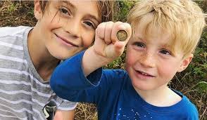 How artist Jesse Gray transforms beach trash into works of art