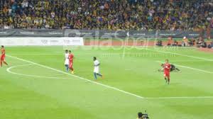Video keputusan kontroversi4l wasit indonesia vs malaysia saat osvaldo dil4nggar di kotak penalti. Indonesia Vs Malaysia Ini Daftar Keputusan Wasit Yang Bikin Timnas Menderita Tribun Lampung