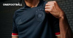 Aqui poderás encontrar todos os produtos oficiais da seleção alemã de futebol, a recente campeã do mundo. Apos 11 Anos Selecao Da Alemanha Volta A Ter Camisa Preta Veja As Fotos Onefootball