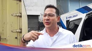 Ari wibowo sindir menkumham soal napi yang berulah setelah dibebaskan. Mesra Banget Ari Wibowo Pose Bareng Istri Di Atas Motor Detikhot Less News