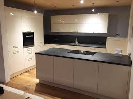 Front Schuller Magnolie Hochglanz Arbeitsplatte Schiefer Anthrazit Backofen Geschirrspuler Kuhlschrank Mie Kuche Magnolie Kuchen Design Kuchen Inspiration