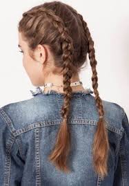 Ruckansicht Einer Frau In Einer Jeansjacke Mit Brunetten Boxerzopfen Boxerbraids Boxerzopfen Br Coole Zopffrisuren Zopfe Fur Dunnes Haar Geflochtene Haare