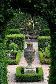 Pedestal Is Perfect For This Art Classic Provence Garden Formal Gardens Garden Ornaments
