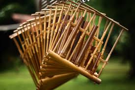 Disebut alat musik adalah sebuah instrumen yang dimodifikasi atau dibuat khusus yang tujuannya untuk menghasilkan sebuah musik. 44 Gambar Alat Musik Tradisional Indonesia Serta Daerah Asal